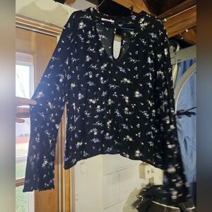 Bongo Flowy Floral Black Blouse With Deep V Neck Front Size Large